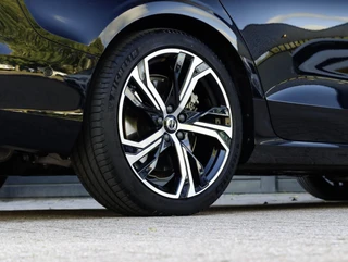 Volvo V60 T6 Plug-in Hybrid 350PK AWD Plus Dark / 24