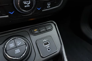 Jeep Compass 4xe 240 Plug-in Hybrid Electric S | Navigatie | Lederen bekleding | Panoramisch schuifdak | Keyless | Stoelverwarming | Zwart dak / 30
