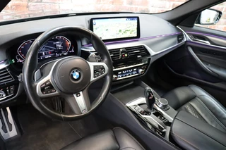 BMW 5 Serie Touring 520i High Executive M Sport Pakket Automaat  / Trekhaak / Panoramadak / Stoelverwarming / Nappa Leder / Comfortstoelen / Achteruitrijcamera / Apple Carplay / Driving Assistant / Cruise Control / Navigatie Professional / Adaptief Onderstel / 14