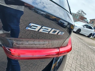 BMW 3 Serie Touring 320e PHEV  Orig NL. | Leder | Park Assist | Carplay/Android / 32