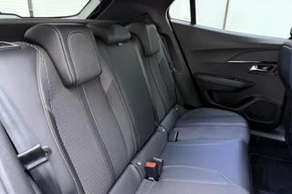 Peugeot e-2008 EV GT 54 kWh | Achteruitrijcamera | Dakrails | Cruise control | Climate control | Navigatie | Stof/lederen bekleding | 16" lichtmetalen velgen | Apple/Android carplay | 400km WLTP | 100% Elektrisch / 15