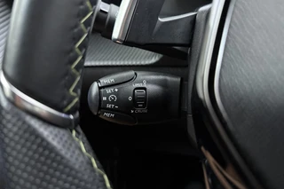 Peugeot 208 1.2 Hybrid 145 e-DCS6 GT | Stoelverwarming | Cruise control | Apple carplay/Android auto | Elek. verstelbare stoelen | Achteruitrijcamera | Kunstlederen/Alcantara bekleding | Massagefunctie | Stuurbediening / 24