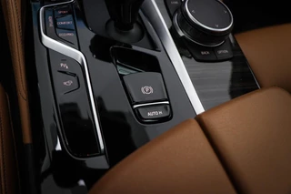 BMW 5-serie Touring 540i xDrive M-Sport | Facelift | PANORAMADAK | 360 CAMERA | TREKHAAK / 45