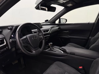 Lexus UX 250h Comfort Line | Trekhaak | Camera | Adaptive Cruise | Stoel-/Stuurverwarming | CarPlay / 10