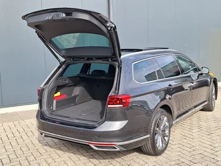 Volkswagen Passat Variant 1.4 TSI PHEV GTE * Panoramadak * Elek. Achterklep * Navigatiesysteem * 18 Inch Velgen * / 28