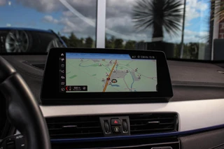 BMW X1 xDrive25e High Executive M sport | 1e eigenaar | Dealer onderhouden | Panoramadak | Apple Carplay | Camera | LED adaptief | Head-up | Stoelverwarming | Cruise control / 25