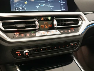 BMW 3 Serie 330e M-Sport Schuifdak | ACC | Harman Kardon / 19