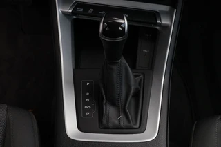 Audi Q3 45 TFSI Hybrid Edition Camera Trekhaak App-connect Stoelverwarming / 32