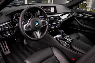 BMW 5-serie M550d xDrive High Executive | 2e eigenaar | Driving Assistant Plus | Innovation pakket | Stoelverwarming & -ventilatie | Stuurverwarming | Harman-kardon | 360 camera / 13