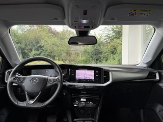 Opel Mokka-e Elegance 50-kWh | Navigatie | 100kW snelladen | Adaptieve Cruise Control | Climate Control | Achteruitrijcamera | Two Tone / 17