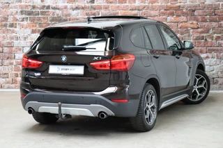 BMW X1 xDrive25i High Executive xLine Automaat  / Navigatiesysteem Plus / Driving Assistant Plus / Trekhaak / Panoramadak / Park Assistant / Leder / Park Assistant / AWD / 18 Inch / Head-Up Display / Stoelverwarming / Hifi / Parkeersensoren / Climate Control / LED / 5