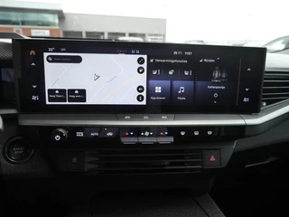 Opel Grandland Electric Business Edition 73 kWh | Elektrisch verstelb. bestuurdersstoel met geheugen | Elektrisch glazen panorama-dak | Voorstoel(en) met massagefunctie | Achterbank verwarmd | Warmtepomp | 20 inch Lichtmetalen velgen Diamond Cut / 25