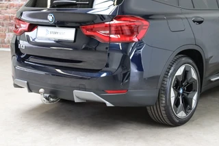 BMW iX3 High Executive 80 kWh Automaat  / Driving Assistant Professional / SOH 97% / Live Cockpit Professional / Trekhaak / Panoramadak / Adaptief Onderstel / Leder / Harman Kardon / Shadow Line / Head-Up Display / Adaptieve LED-koplampen / DAB / 20 Inch / 5