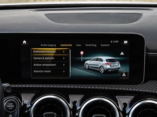 Mercedes-Benz A-klasse 180 d Launch Edition Widescreen Camera Apple CarPlay Android Auto Navigatie Stoelverwarming / 25