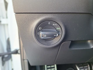 Škoda Karoq 1.5 TSI ACT Style Pano 360° Carplay Trekhaak Business Sportline / 39