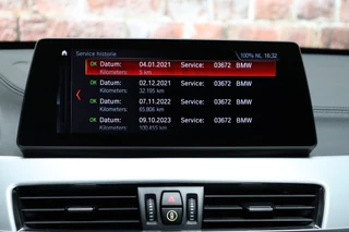 BMW X1 sDrive20i High Executive xLine Automaat  / Navigatiesysteem Plus / Trekhaak / Achteruitrijcamera / Leder / Head-Up Display / 19 Inch / Adaptieve LED-koplampen / Hifi / Sportstoelen / DAB / Stoelverwarming / Extra Getint Glas / Lichtpakket / 27