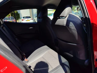 Toyota Corolla 1.8 HYBRID STYLE BI-TONE STOELVERW TREKHAAK KEYLESS 17'' LM-VELGEN APPLE/ANDROID CLIMA AD-CRUISE PRIVACY GLASS / 30