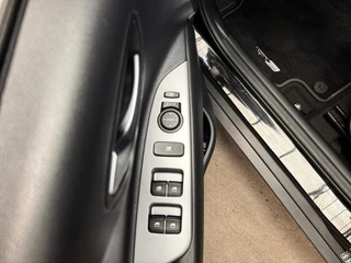 Kia Stonic 1.0 T-GDi MHEV GT-PlusLine Meest luxe uitvoering | 1e Eigenaar | Panorama dak | Dealer onderhouden | Cruise Control Adaptief | Carplay | Metallic lak | Fabrieksgarantie t/m 10-5-2030 + 3x 1 jaar* | NAP / 25