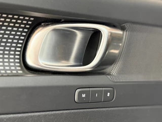 Volvo XC40 1.5 T3 R-Design | Pano | Winterpakket | Elektr voorstoelen+memory | Camera | Carplay / 52
