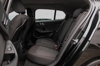 BMW 1-serie 116d F40 Executive Edition | 1e eigenaar | NL Auto | HiFi audio | DAB | LED | Apple Carplay | Rijstrooksensor | Cruise control | Climate control | Sportstuur | Active Guard Plus / 18