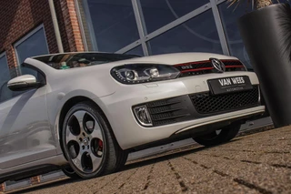 Volkswagen Golf Cabrio 2.0 TSI GTI | 2e eigenaar | DSG | Xenon | Stoelverwarming | Climatronic | Cruise control | Navigatie | Bluetooth | PDC | 18 inch Detroit | Origineel / 37