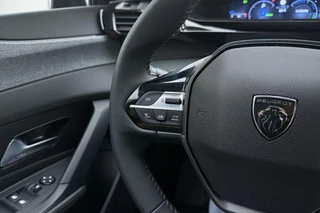 Peugeot 408 1.6 HYbrid 225 e-DSC7 Allure DEMO ZONDER KMS! l Wireless Apple Carplay & Android Auto l Digitale Cockpit l DAB l Bluetooth l PDC l LED verlichting l Lichtmetalen Velgen / 28