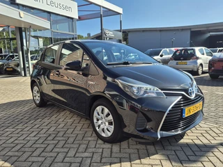 Toyota Yaris 1.5 Hybrid Now / 4