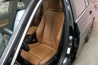 BMW 3 Serie Touring 330i High Executive M Sport Pakket Automaat  / Navigatie Professional / Panoramadak / Leder  / Trekhaak / Parkeersensoren voor+achter / Comfort Acces / Head-Up Display / Stoelverwarming / Achteruitrijcamera / Hifi / 19 Inch / Chrome Line / 14