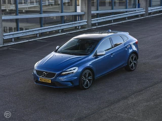Volvo V40 2.0 D3 150 PK Business Sport R-Design Panoramadak Harman Kardon LED Standkachel Trekhaak Stoelverwarming 18" / 9