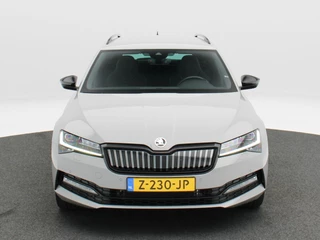 Škoda Superb Combi 1.4 TSI iV Sportline Business | Trekhaak | Camera | Stoel/Stuur Verwarming | Carplay | Navigatie | Climatronic | 19 Inch | 39.084 Km !! / 7