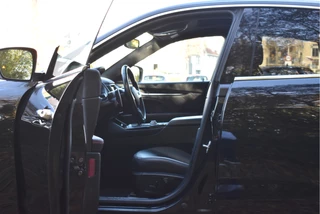 Maserati Levante 3.0 V6 AWD GranLusso 350 pk Facelift Driver ass.Pack 1 | Open dak | Harman/Kardon | Camera | Luchtvering | Carplay | Keyless | DAB | Full LED | 20" / 45
