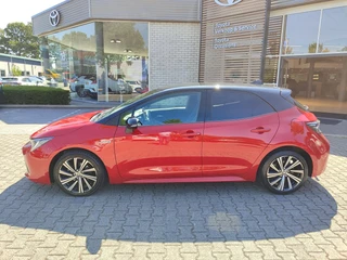 Toyota Corolla 1.8 HYBRID STYLE BI-TONE STOELVERW TREKHAAK KEYLESS 17'' LM-VELGEN APPLE/ANDROID CLIMA AD-CRUISE PRIVACY GLASS / 7