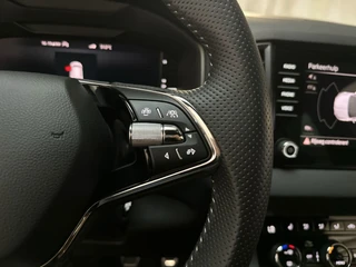 Skoda Karoq 1.5 TSI 150pk ACT Sportline Business Camera Stoelverwarming Sfeerverlichting / 23