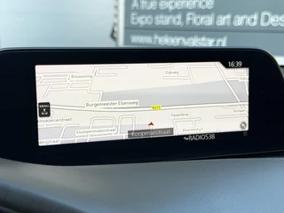Mazda 3 2.0 e-SkyActiv-G M Hybrid 122 Comfort met Bose | Apple Carplay / Android Auto | Navigatiesysteem | Licht + Regensensor | Elektrisch Verstelbare Bestuurderstoel  | Stoel + Stuurverwarming | Parkeersensoren Voor + Achter | Camera Achter | 18"Lichtmetalen velgen | Lederen Bekleding | Cruise Control Adaptief / 30