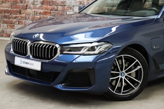 BMW 5 Serie Touring 530e High Executive M Sport Pakket Automaat  / Live Cockpit Professional / SOH 87% / Panoramadak / Trekhaak / Driving Assistant Professional / Comfortstoelen / Laserlight / Head-Up Display / Adaptief Onderstel / DAB / Parking Assistant / Hifi / 2