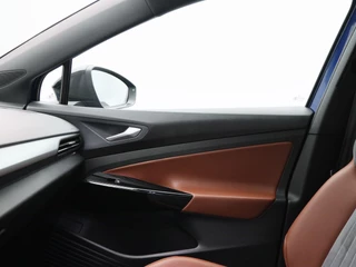 Volkswagen ID.4 First 77 kWh 204 Pk | Stoel/Stuurverwarming | Camera | Half Leer | CarPlay | Adaptive cruise | 20 Inch | 97.053 Km !! / 31