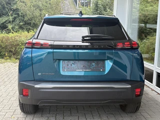Peugeot e-2008 EV Allure 54 kWh | tot 406km WLTP range | Parkeersensoren voor + achter | Draadloos Apple Carplay/Android Auto | Cruise Control | Privacy Glass / 9