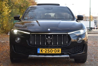 Maserati Levante 3.0 V6 AWD GranLusso 350 pk Facelift Driver ass.Pack 1 | Open dak | Harman/Kardon | Camera | Luchtvering | Carplay | Keyless | DAB | Full LED | 20" / 4