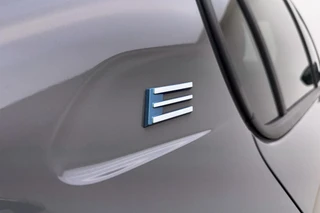Peugeot e-208 EV GT Avantage 51 kWh Alcantara® Executive Interior l Drive Assist Plus Pack l Navigation Pack l Vision Pack l Matrix LED l Apple Carplay & Android Auto l 360 Camera l Navigatie Full-Map / 18