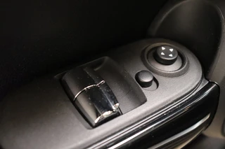 MINI Cooper Hatchback Chili Business 3 deurs  / Navigatiesysteem Professional / Panoramadak / LED / Climate Control / Parkeersensoren / Sportstoelen / Cruise Control / Bluetooth / 17 Inch / Chrome Line / Lichtpakket / Extra Getint Glas / 27