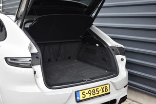 Porsche Cayenne Coupé 3.0 E-Hybrid Platinum Edition *Krijt* | Sportuitlaat | Panorama | ACC | Trekhaak | Ventilatie | Achterasbesturing | Bose | Head-Up | 22'' Wielen | / 55