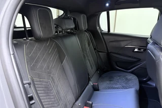 Peugeot 208 1.2 Hybrid 145 e-DCS6 GT | Stoelverwarming | Cruise control | Apple carplay/Android auto | Elek. verstelbare stoelen | Achteruitrijcamera | Kunstlederen/Alcantara bekleding | Massagefunctie | Stuurbediening / 15