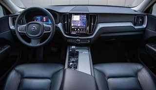 Volvo XC60 2.0 T6 Plug-in hybrid AWD Core Bright Panorama|Leder / 19