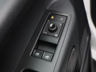 Volkswagen ID. Buzz GTX 4MOTION 79 kWh & 340 Pk | Trekhaak | Carplay | Cruise | Schuifdeuren L+R | Elektrische Stoelen | 20 Inch | Full LED  | 17.801 Km!! / 22