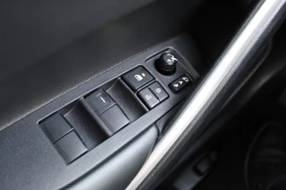 Toyota Corolla Cross 2.0 HYBRID 184PK FIRST-EDITION BLIND-SPOT EL-ACHTERKLEP LM-VELGEN KEYLESS PARK-SENSOREN STOELVERW DRAADLOOS-LADEN AD-CRUISE BLUETOOTH / 16