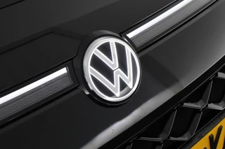 Volkswagen T-Roc 1.5 eTsi 150pk DSG R-Line First Edition Trekhaak Camera Keyless Stoelverwarming Virtual Cockpit Carplay / 60