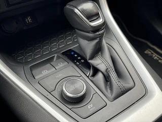 Toyota RAV4 2.5 Hybrid Dynamic AWD DYNAMIC 1650KG TREKGEW STOELVERW PARK-SENSOREN NAVI CAMERA APPLE/ANDROID LM-VELGEN / 13