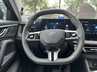 MG MG HS PHEV 1.5 Luxury PLUG-IN HYBRIDE | 272 PK | NIEUWE AUTO | >1.000 KM TOTAAL BEREIK | 1E REGISTRATIE 03-2026 | 360° CAMERA | ELEKTRISCHE ACHTERKLEP | 7 JAAR MG GARANTIE T/M 2033 | APPLE CARPLAY | ANDROID AUTO | STOELVERWARMING | FULL LED | ELEKTRISCHE STOELEN / 17