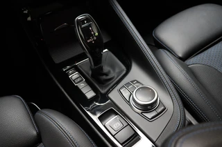 BMW X1 sDrive18i High Executive M Sport Pakket Automaat  / Navigatiesysteem Professional / Panoramadak / 18 Inch / LED / Stoelverwarming / Achteruitrijcamera / Extra Getint Glas / Harman Kardon / Shadow Line / Parkeersensoren voor+achter / 17