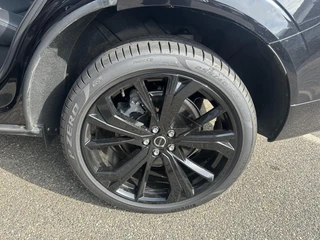 Volvo XC60 2.0 T6 Plug-in hybrid AWD Plus Black Edition LUCHTVERING | ELEK. TREKHAAK | STOEL + STOELVERWARMING | ACHTERBANK VERWARMD | HARMAN KARDON | RIJKLAAR | FABRIEKS GARANTIE T/M 7-2027 | PANO | / 17